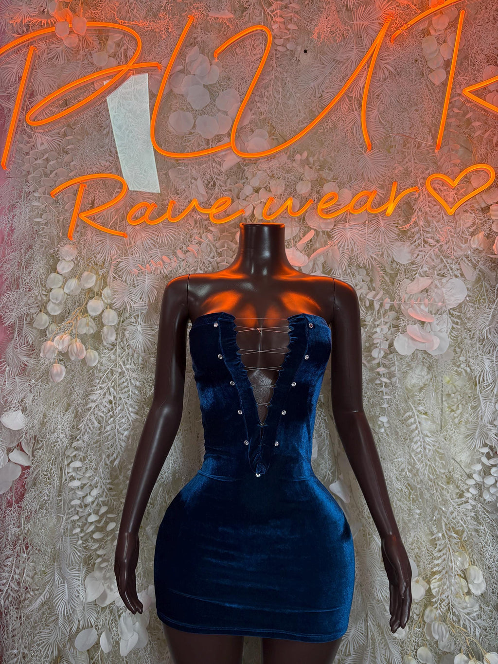 Blue velvet one-piece dress, strapless sweetheart neckline and fitted corset bodice