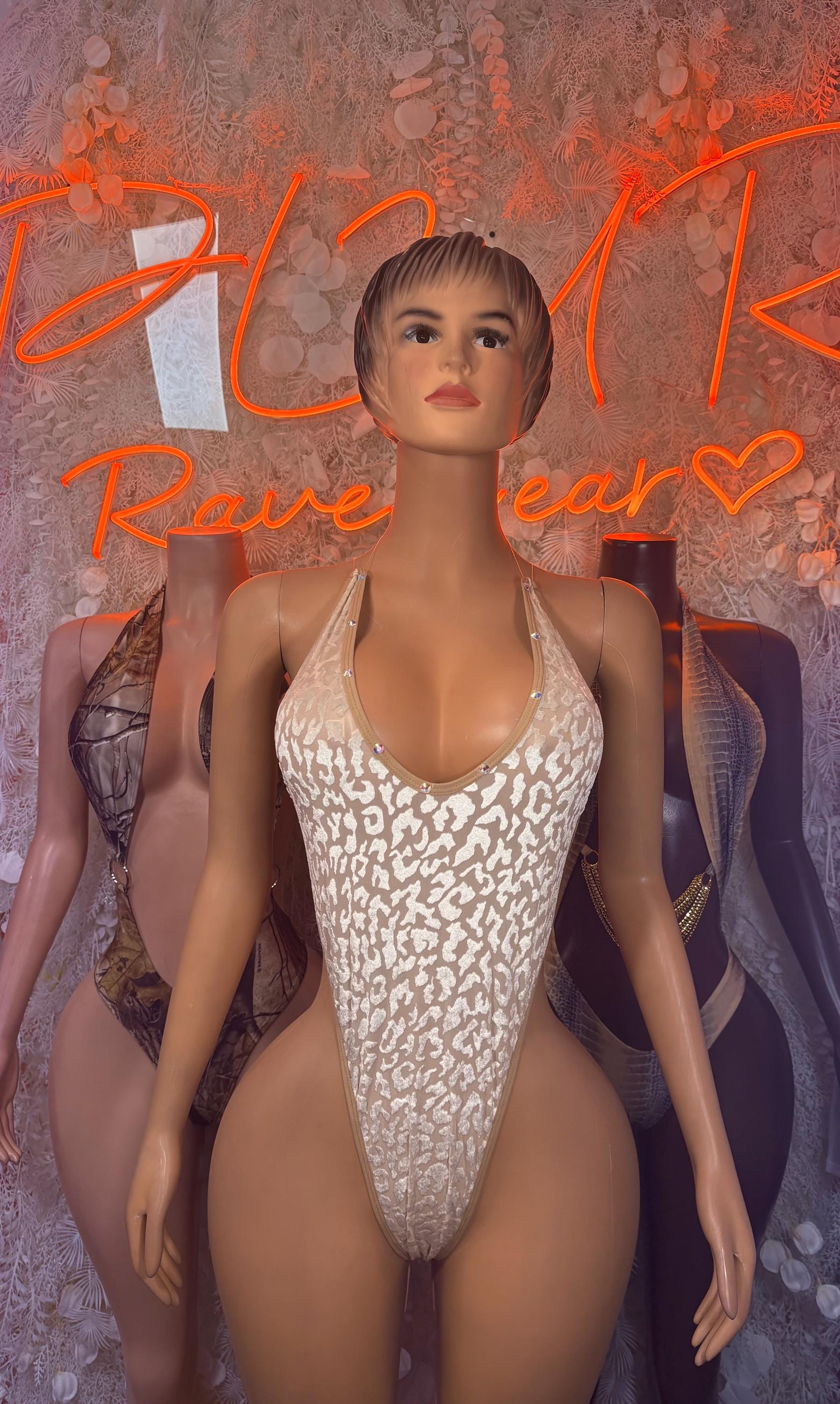 Leopard print bodysuit with scoop neckline, sleeveless, light beige with dark pattern