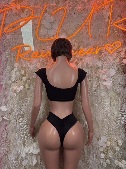 Black two-piece festival outfit, back view: crop top and high-waist bottoms