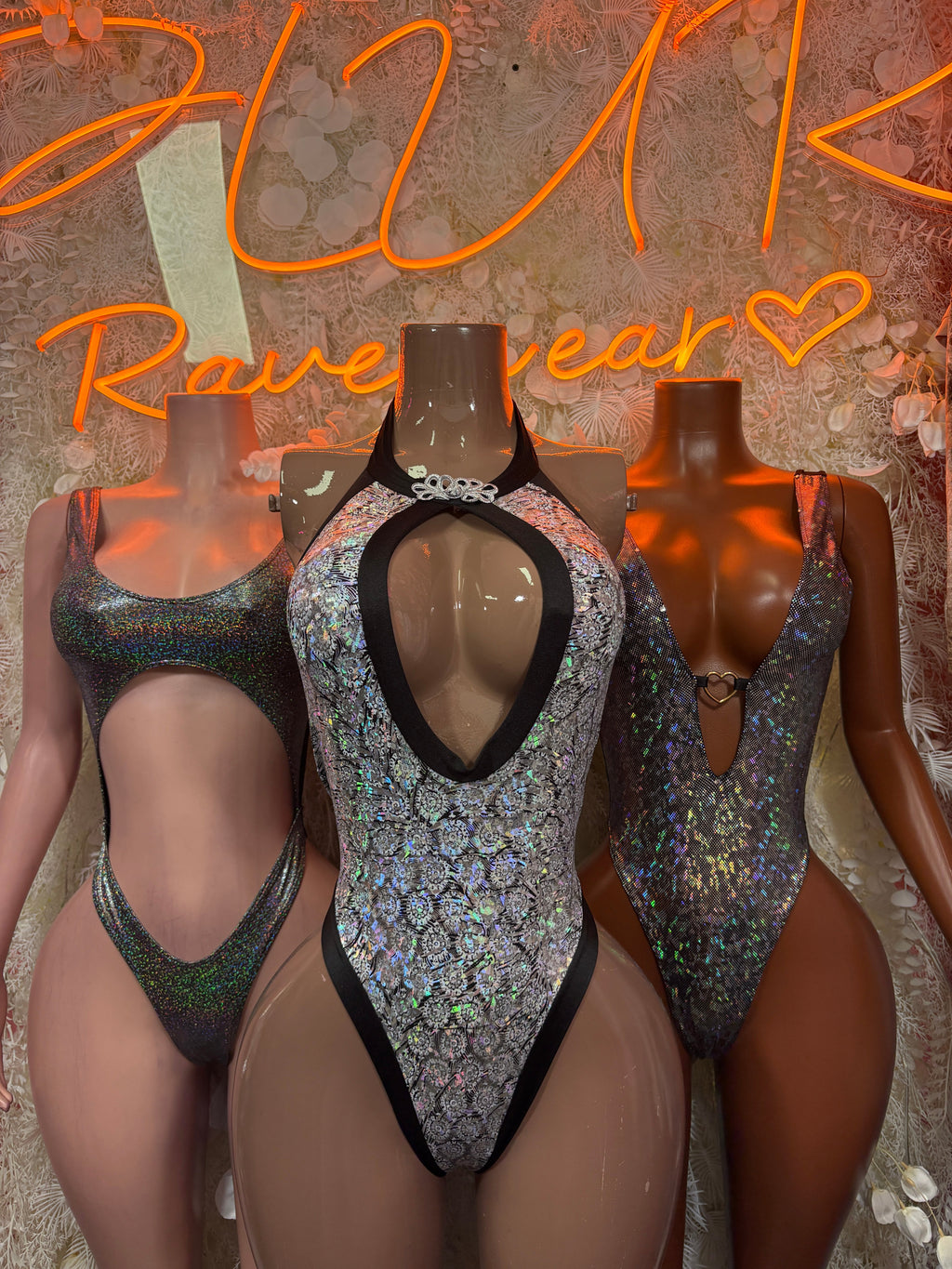 Multicolor net bodysuit with halter straps and central teardrop cutout
